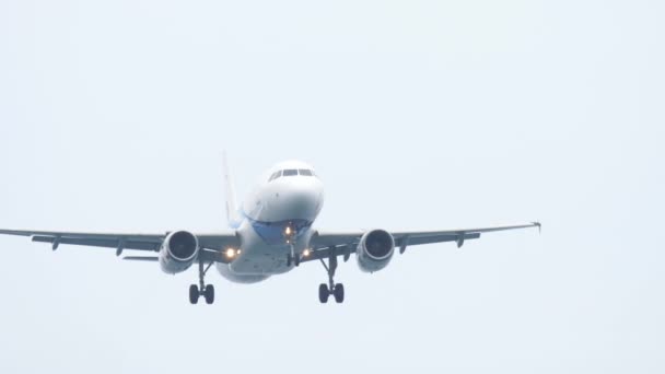 Airbus A319 landar på Phukets flygplats — Stockvideo