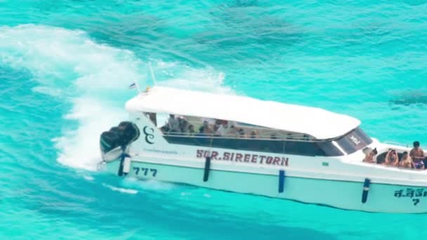 Speedboot benadert het strand Similan eilanden — Stockvideo