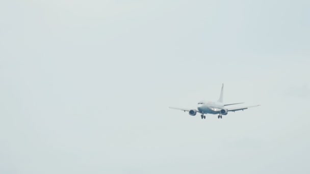 Flugzeug nähert sich vor der Landung — Stockvideo