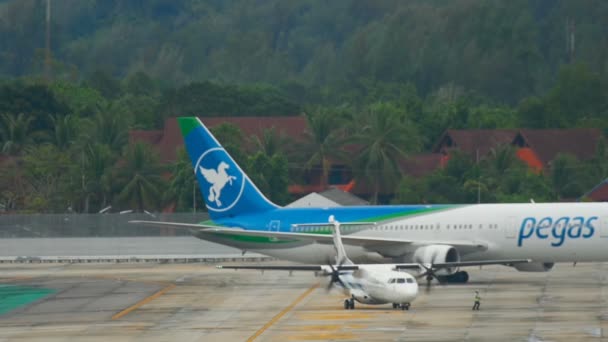 Tráfico en el aeropuerto de Phuket — Vídeo de stock