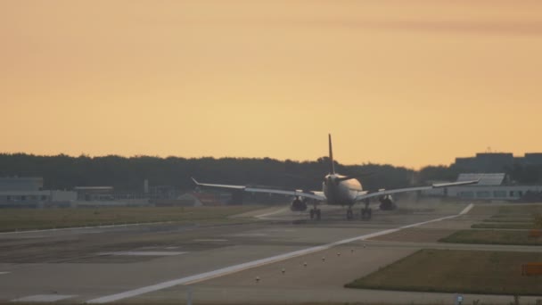 Avión aterrizando temprano en la mañana — Vídeo de stock