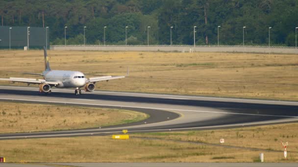 Pesawat Airbus A320 siap meluncur. — Stok Video