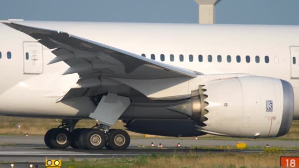 Boeing 787 circulant avant le départ — Video