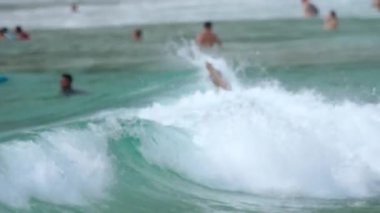 Sörfçü dalgaları üzerinde