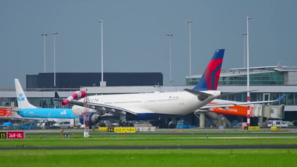 Avión en rodaje después del aterrizaje — Vídeo de stock