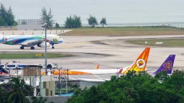 Airbus 320 rodaje en el aeropuerto de Phuket — Vídeo de stock