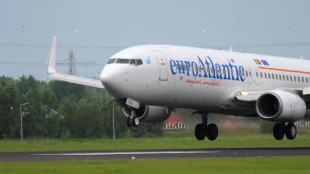 Euroatlantik-Luftwege boomen bei 737-Landung — Stockvideo
