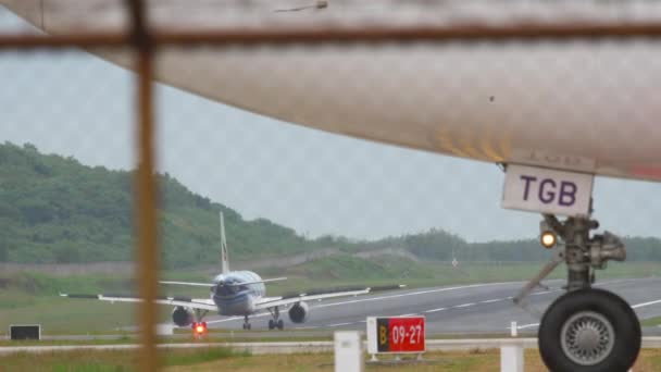 空客 A319 降落在普吉岛机场 — 图库视频影像