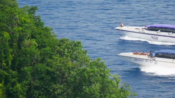Barcos de velocidade se aproxima da praia Ilhas Similares — Vídeo de Stock