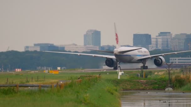 Airfreighter taxiing after landing — Stock Video