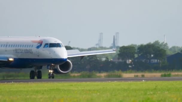 Британський Aairways Embraer 190 посадки — стокове відео
