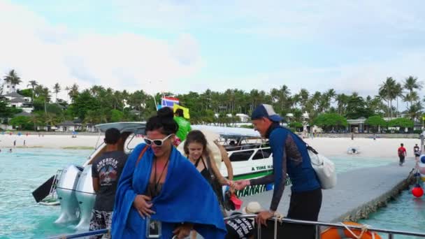 Turistas salen de la isla de Raya — Vídeos de Stock