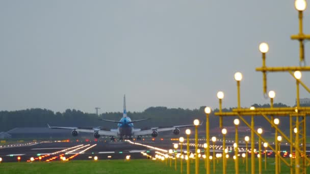 Aterragem de avião na pista 18R Polderbaan — Vídeo de Stock