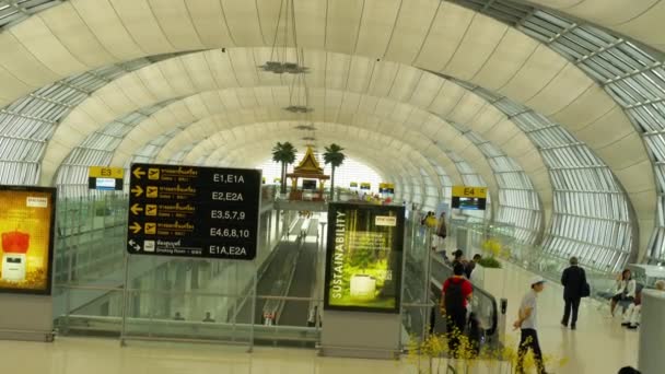 Belső terminál a bangkoki repülőtéren — Stock videók