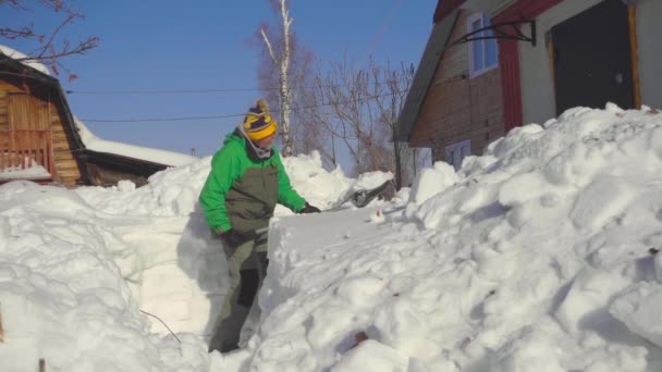 Mann schippt Schnee nach Schneesturm — Stockvideo