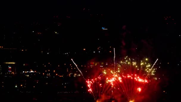 Feux d'artifice clignotant dans la soirée 