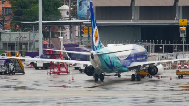 Verkeer op de luchthaven van Phuket — Stockvideo