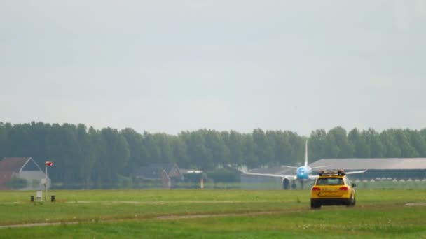 KLM Boeing 737 versnellen voor vertrek — Stockvideo