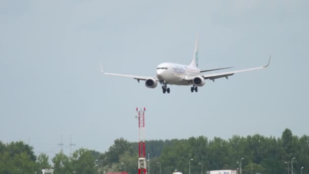 Euroatlantik-Luftwege boomen bei 737-Landung — Stockvideo