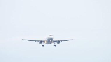 Airbus A319 Phuket havaalanına iniş