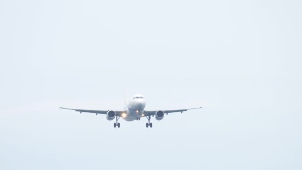 Airbus A319 προσγείωση στο Διεθνές Αεροδρόμιο του Πουκέτ — Αρχείο Βίντεο