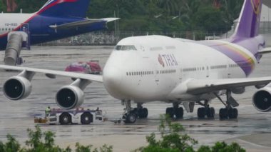 Uçak gidiş daha önce çekme