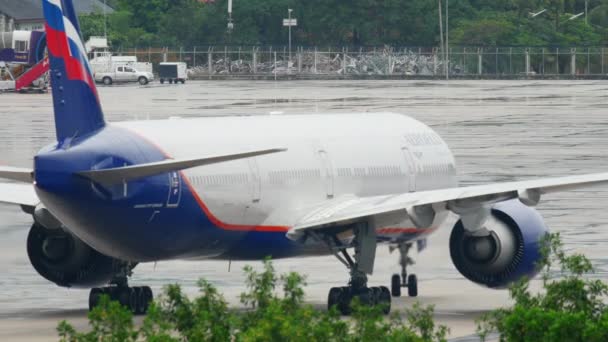 Boeing Triple seven Aeroflot taxiing after landing — Stock Video