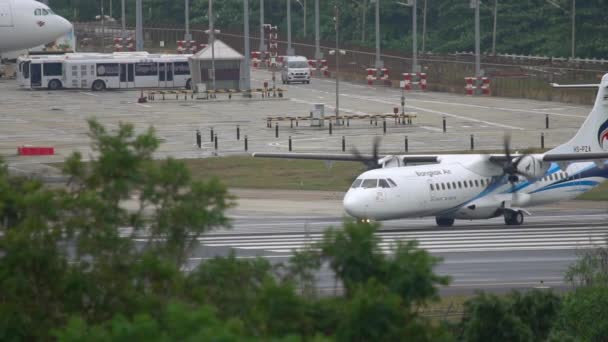 曼谷航空公司涡轮螺旋桨飞机滑行 — 图库视频影像