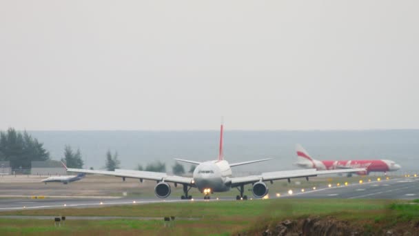 Avião taxiando após a aterragem — Vídeo de Stock