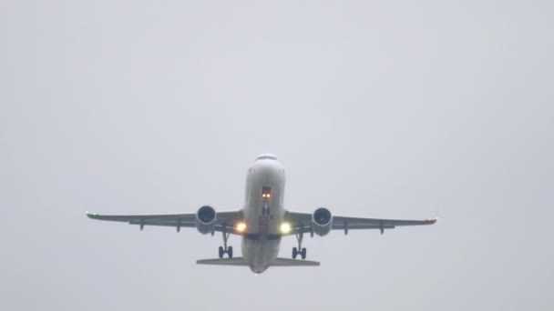 Flugzeugabflug bei Regenwetter — Stockvideo