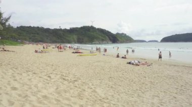 Turistler Nai Harn Beach