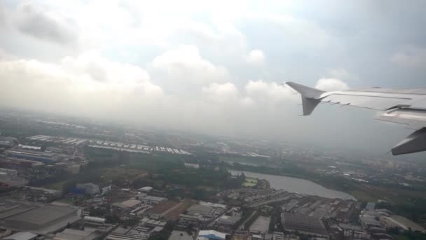 Vliegtuig opstijgt tijdens de regen — Stockvideo