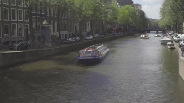 Canal de cruceros en Amsterdam — Vídeos de Stock