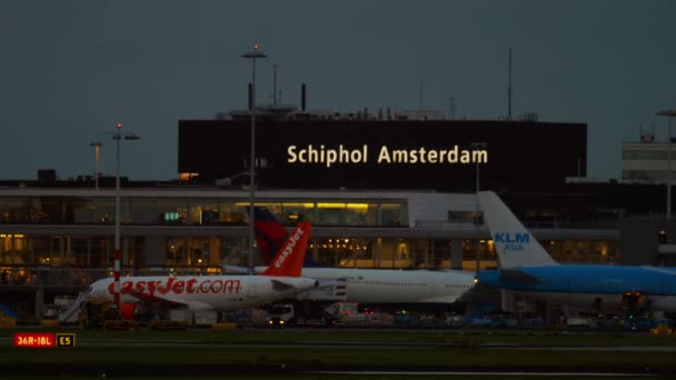 Lotnisko Schiphol w wcześnie rano — Wideo stockowe