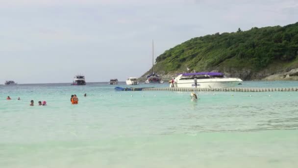 Turister i vattnet på stranden av Raya ön — Stockvideo