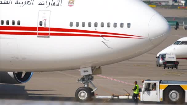 Spojené arabské emiráty Royal Flight Boeing 747 vlečení — Stock video