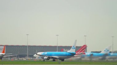 Uçak hızlanır ve havalanır.