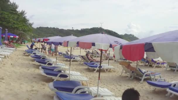 Turistas en la playa de Nai Harn — Vídeos de Stock