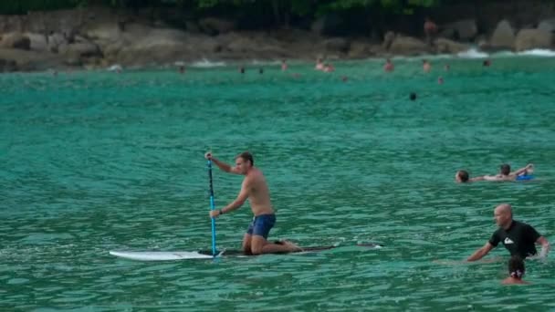 Surfistas en las olas — Vídeo de stock