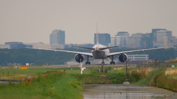 Luchtvrachtschip taxiën na de landing — Stockvideo