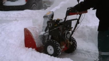 Adam bir kar makinesi çalışma ile