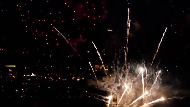 Feux d'artifice clignotant dans la soirée 