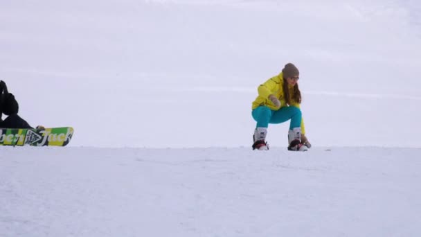 Snowboard i vintersportorten — Stockvideo