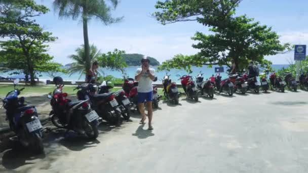 Turisti sulla spiaggia di Nai Harn — Video Stock