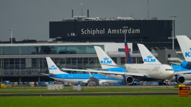 Avión en rodaje después del aterrizaje — Vídeo de stock