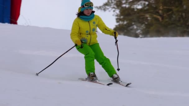 Amateur skiër meisje bergafwaarts — Stockvideo