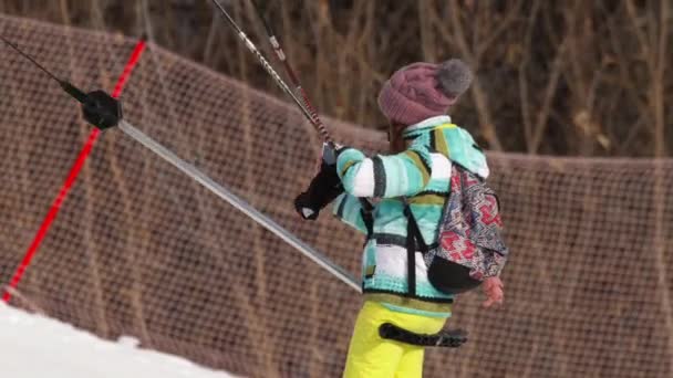 Chica esquiadora amateur en un ascensor — Vídeos de Stock