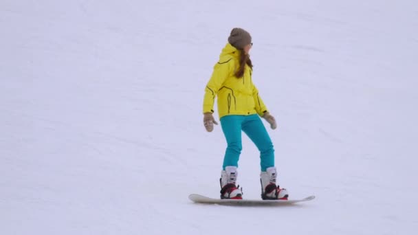 Snowboarding in the winter resort — Stock Video
