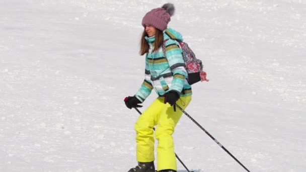 Amateur skiër meisje bergafwaarts — Stockvideo