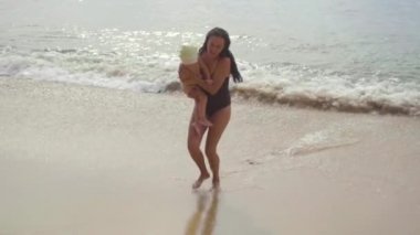 Kumlu Sahilde yürüyüş iki yaşındaki kızı ile anne